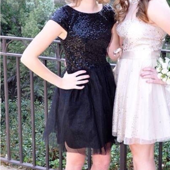 Glamorous and rock & roll style black sparkly and tulle dress - Picture 4 of 5